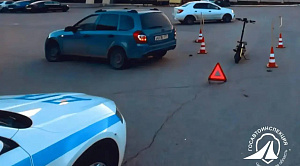 Легковушка при повороте сбила самокат с наездником в Магнитогорске