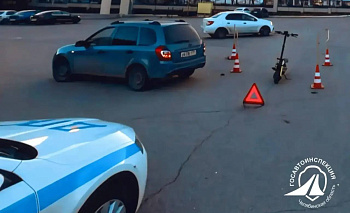 Легковушка при повороте сбила самокат с наездником в Магнитогорске