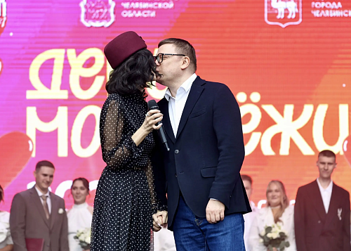 Восемь пар сыграли свадьбу на главной сцене Дня молодёжи в Челябинске