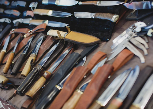 Челябинка устала от ревности сожителя и взялась за нож