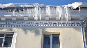 Челябинцам объяснили, кто платит за травмы от сосулек