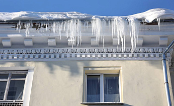 Челябинцам объяснили, кто платит за травмы от сосулек