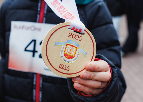 Юбилей челябинской гимназии №1 отметили спортивным забегом Run for One