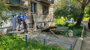 Огромные плиты рухнули с крыши многоквартирного дома в Челябинске