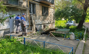 Огромные плиты рухнули с крыши многоквартирного дома в Челябинске