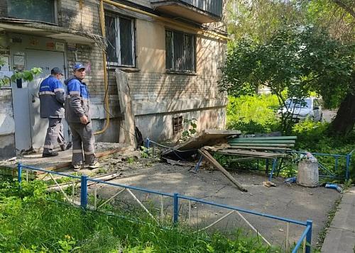 Огромные плиты рухнули с крыши многоквартирного дома в Челябинске