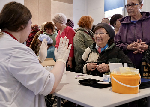 В селе Шумово волонтеры-медики провели диспансеризацию для местных жителей