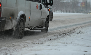Маршрутка и автомобиль столкнулись на перекрестке проспектов в Челябинске