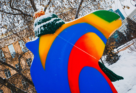 В центре Челябинска появились верблюды в тёплых шапках и галстуках-бабочках