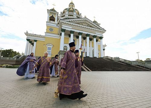 В Челябинск привезли фигуры архангелов для монумента Михаилу Архистратигу