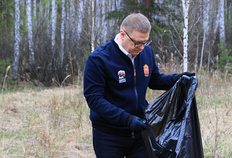 Алексей Текслер помог челябинцам убрать мусор в Экопарке