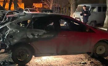 Спалившего две иномарки на парковке челябинца задержали полицейские