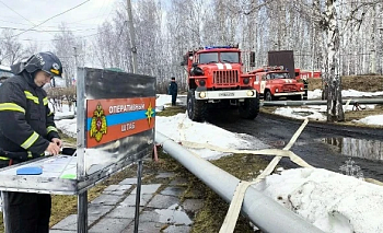 Спасатели защитили детский лагерь от лесного пожара в Челябинской области
