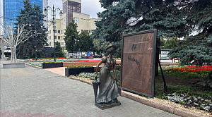 Вандалы разгромили скульптуру на главной пешеходной улице Челябинска