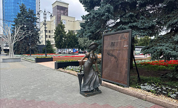 Вандалы разгромили скульптуру на главной пешеходной улице Челябинска
