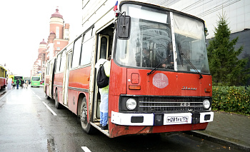 В Челябинске на юбилей города вышел легендарный Ikarus