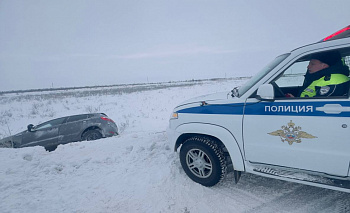 Полиция Челябинской области вытащила застрявший в снегу кроссовер