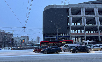 Челябинцев обеспокоило появление гигантского экрана перед жилыми домами