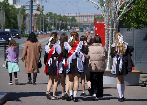 Выпускников-стобалльников в Челябинской области чествуют на всех уровнях