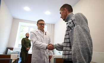 Алексей Текслер поздравил бойцов в военном госпитале с Днем Победы