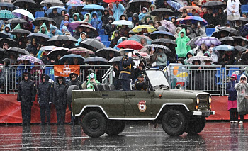 Торжество под дождем: как День Победы в Челябинске празднуют вопреки непогоде