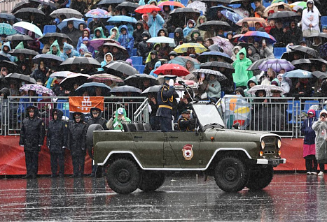 Торжество под дождем: как День Победы в Челябинске празднуют вопреки непогоде