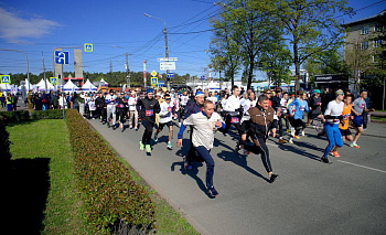 1500 человек пробежали по центру Челябинска во время боксерского марафона